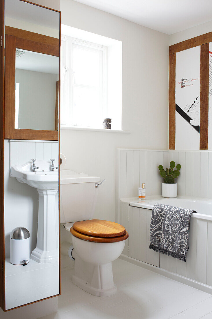 Verspiegelter Schrank in voller Länge im modernen Badezimmer eines Landhauses in Coombe, England, UK