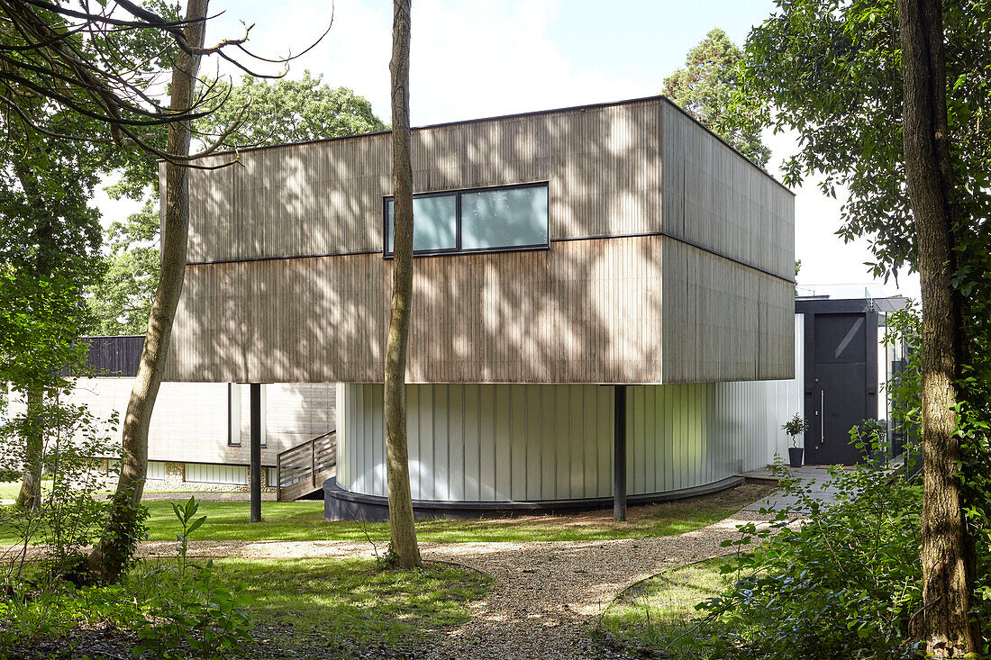 Moderne Fassade des Neubaus in Binstead mit Holzverkleidung und Richlite Isle of Wight, UK