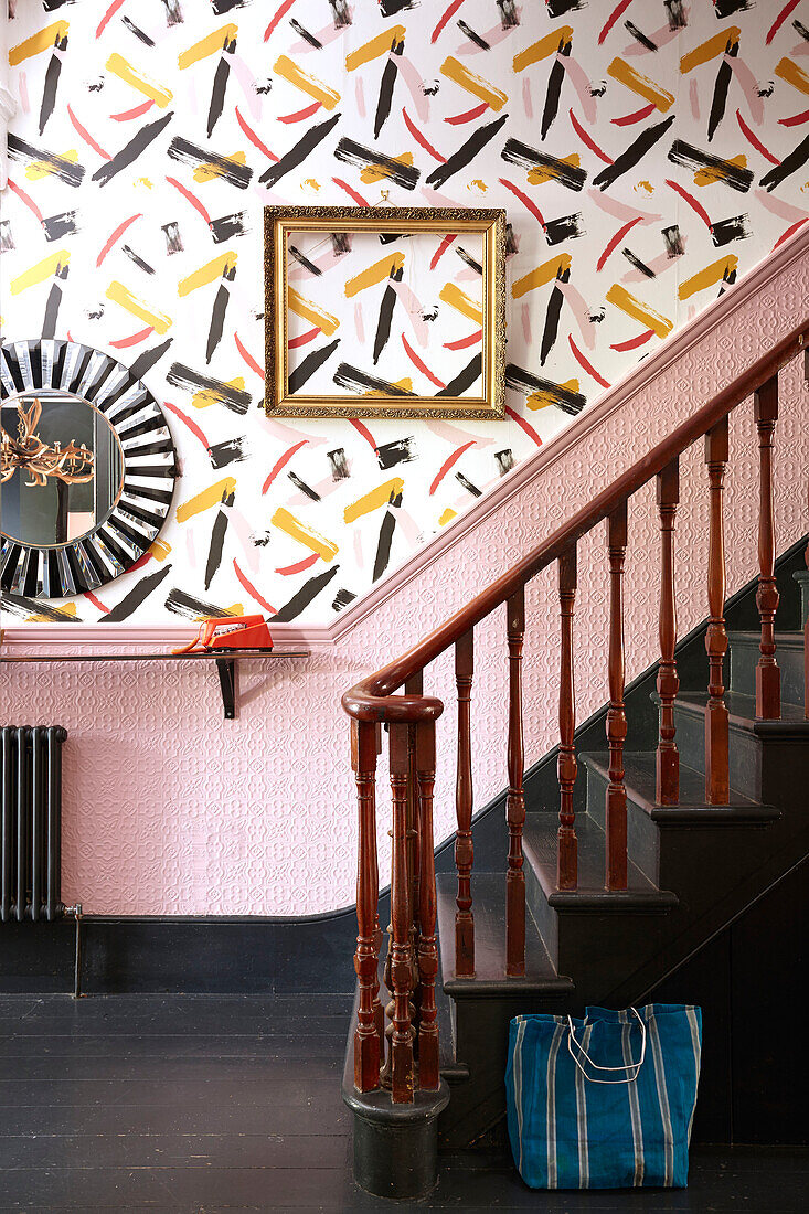 Retrotapete und Geländer im Treppenhaus eines Stadthauses in Hastings, East Sussex, England UK