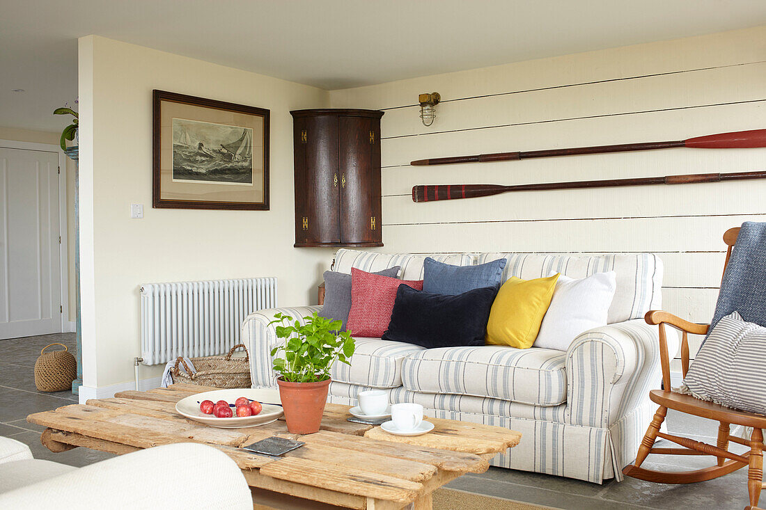 Wandschrank und Ruder mit Sofa und Couchtisch aus Treibholz Isle of Wight Neubau UK