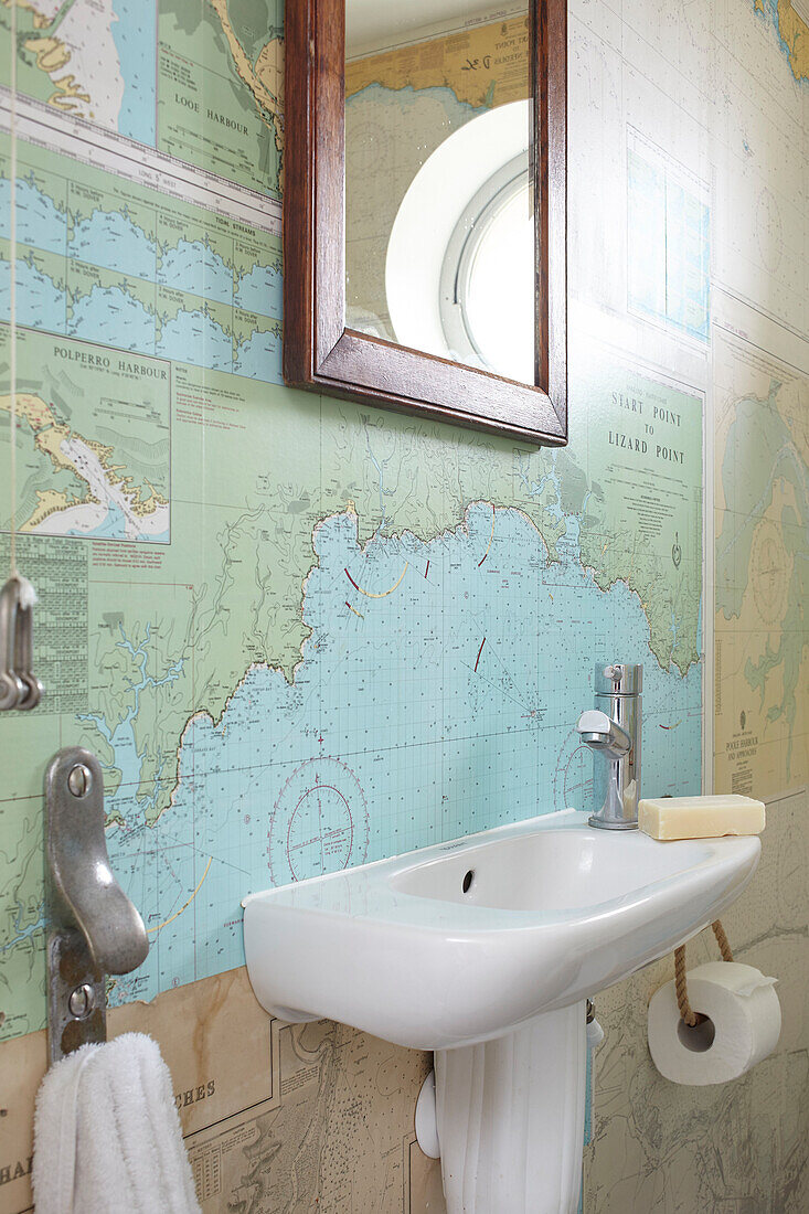 Garderobe mit Schifffahrtskarten und Spiegel über dem Waschbecken Isle of Wight, UK