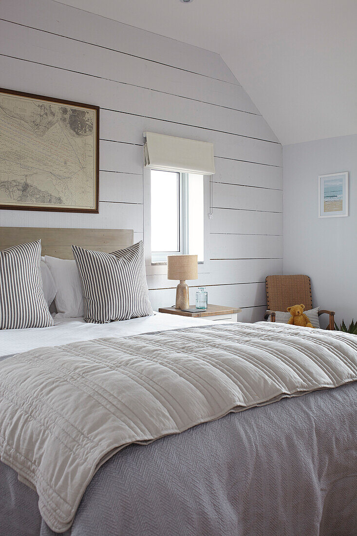 Mit Holz verkleidetes Schlafzimmer in einem Neubau auf der Isle of Wight, UK