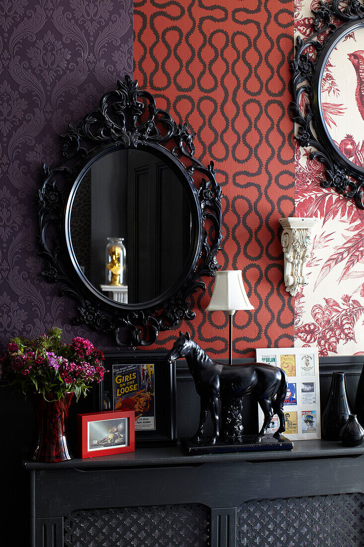 Reiterstandbild und Spiegel mit kontrastierenden Tapeten in einem Haus in London, England, UK