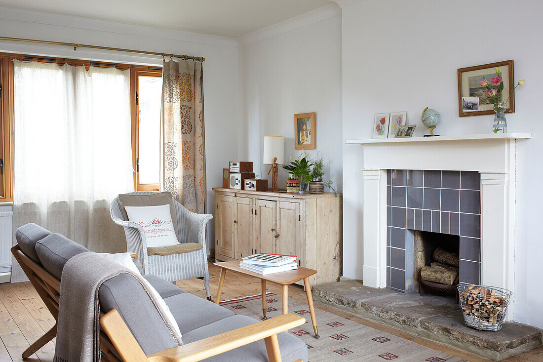 Hellgraues Sofa mit Sideboard aus hellem Holz im Wohnzimmer in Ryde, Isle of Wight, Großbritannien