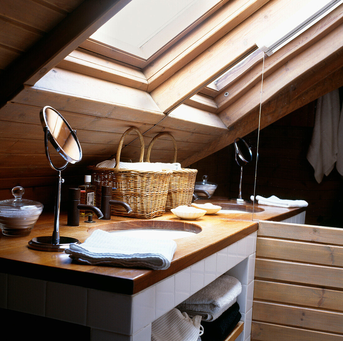 Detail eines Dachgeschoss-Badezimmers mit Velux-Fenstern