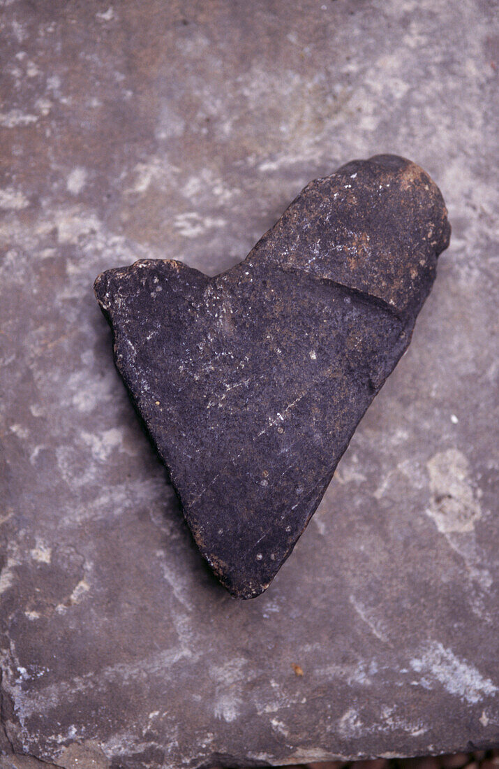Herzförmiger Stein auf Granitfelsen