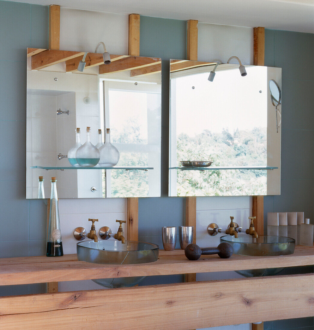 Moderner Waschtisch aus Holz und Glas, mit Doppelwaschbecken und Spiegeln