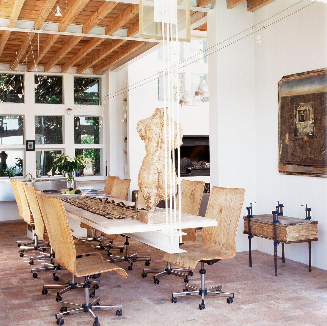 Esstisch und Stühle mit moderner Kunstsammlung