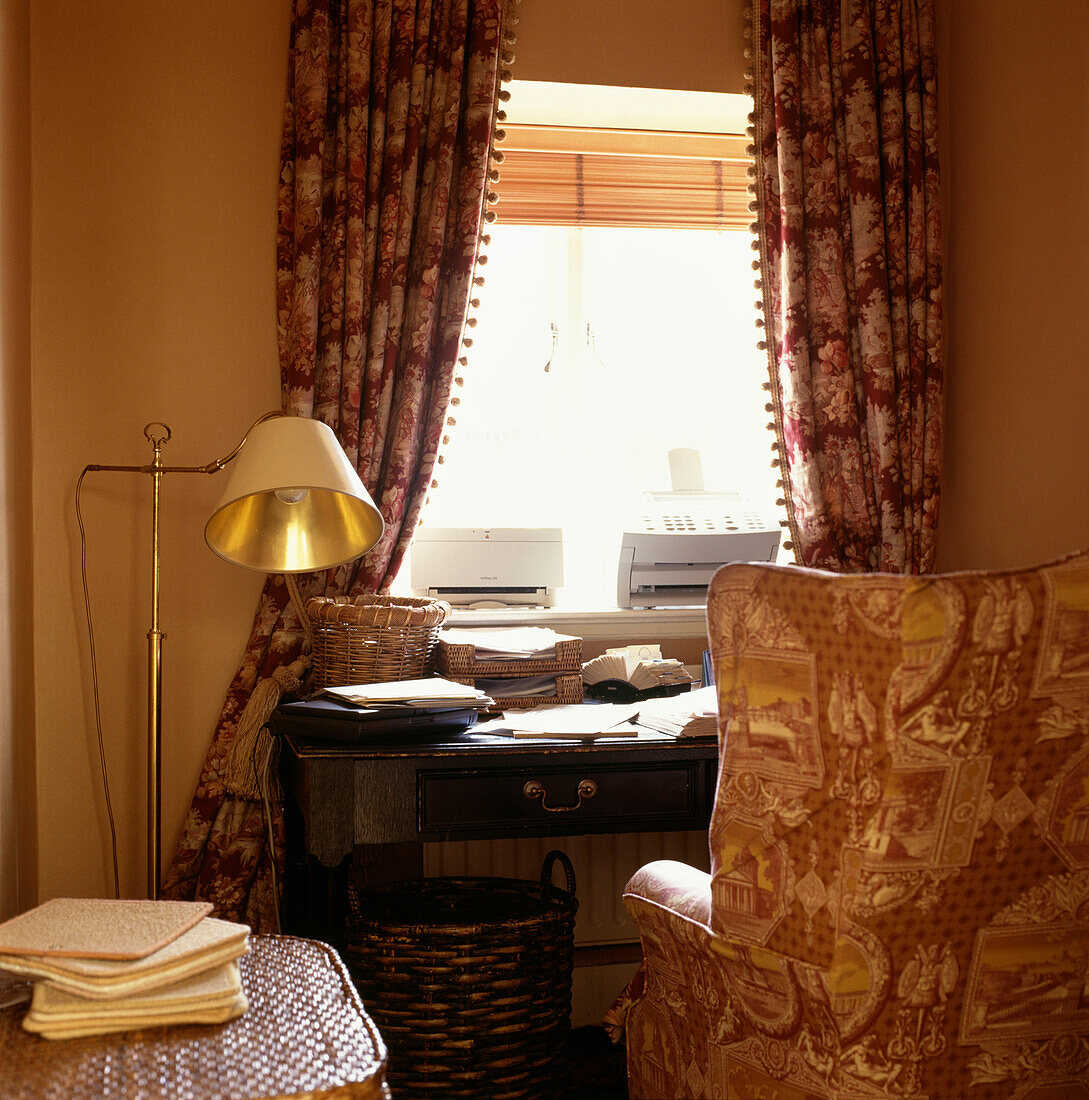 Home Office mit Sessel und Schreibtisch