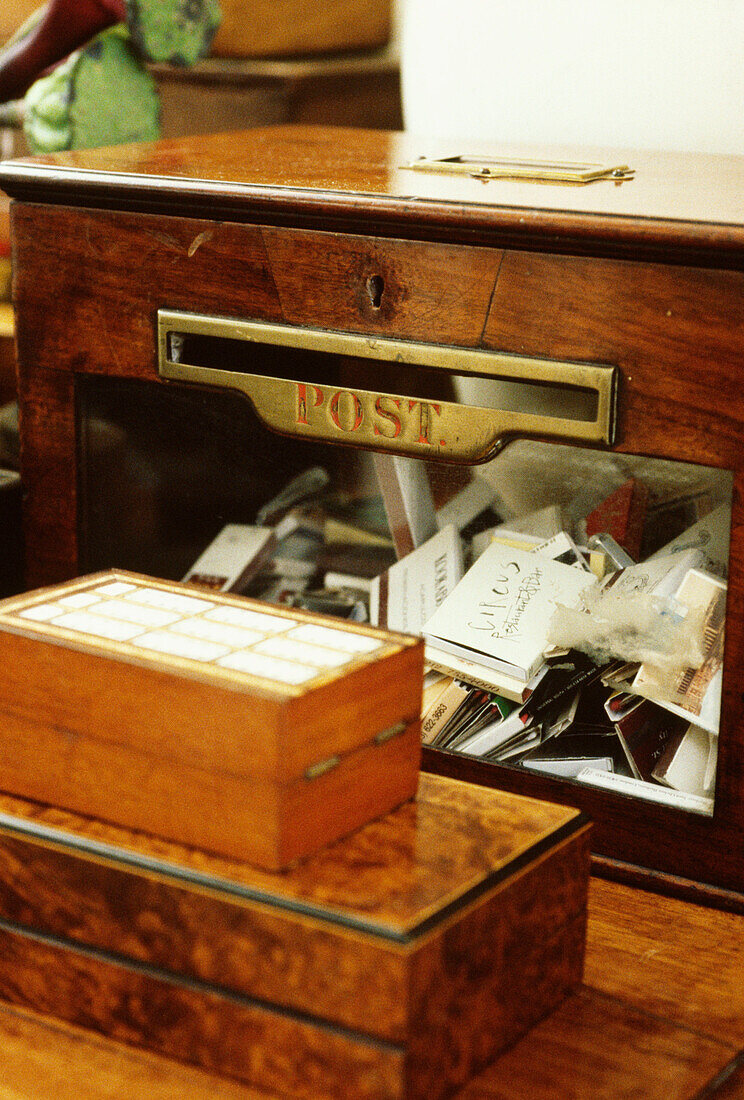 Detail von alten Holzkisten und einer mit Streichhölzern gefüllten Briefkasten