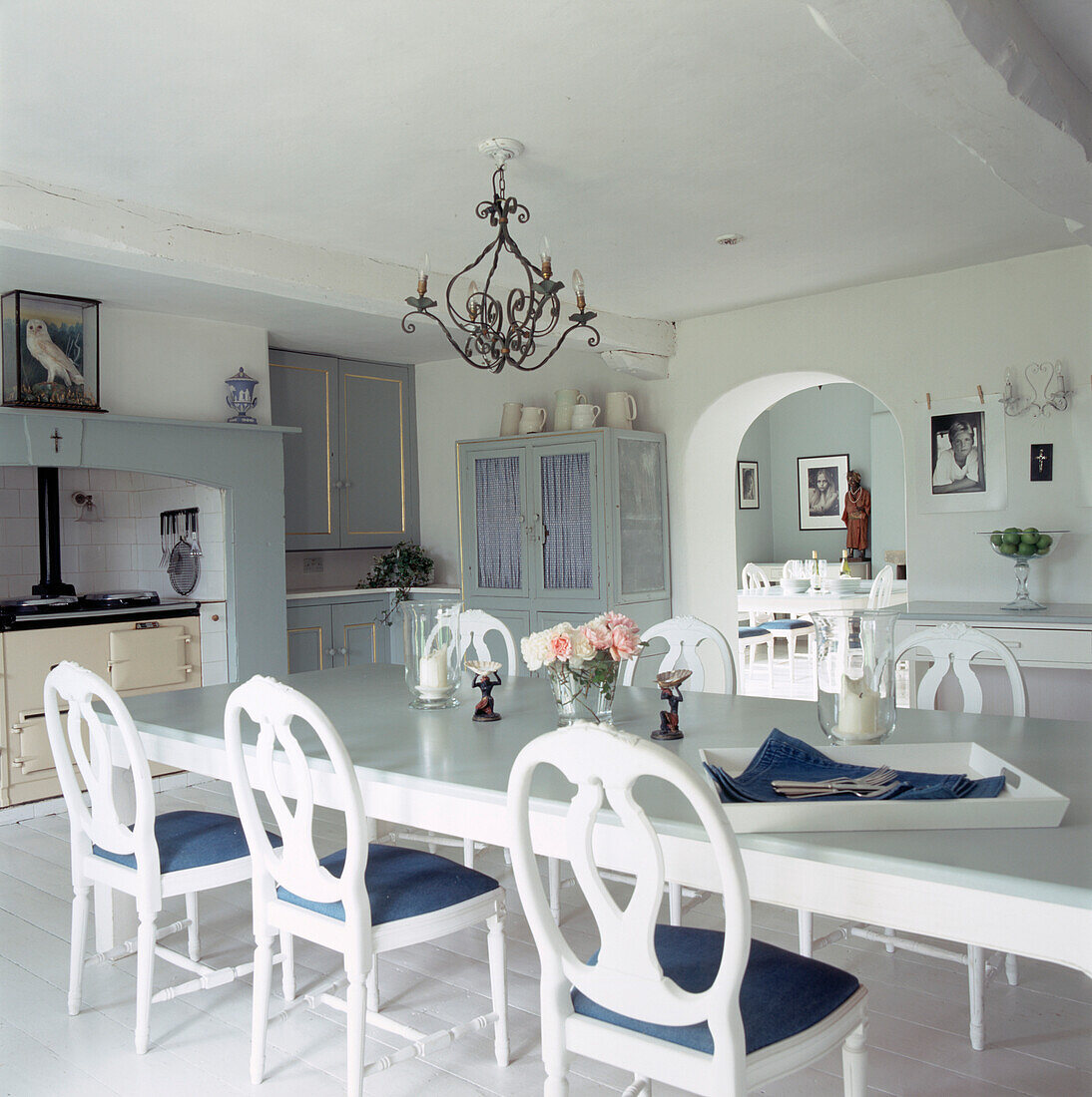 Blau-weiße Küche mit Esszimmer