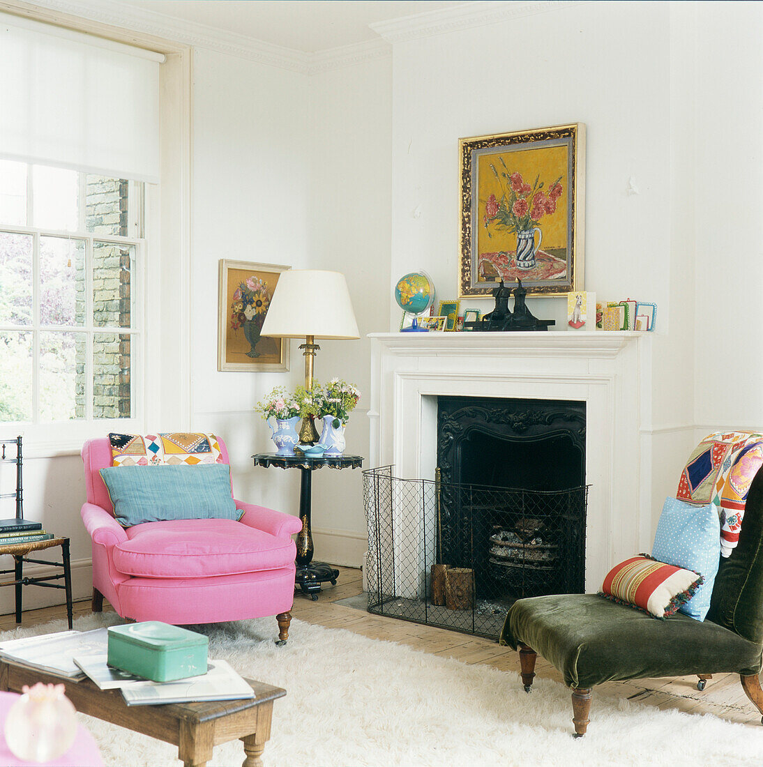 Wohnzimmer mit rosa Sessel