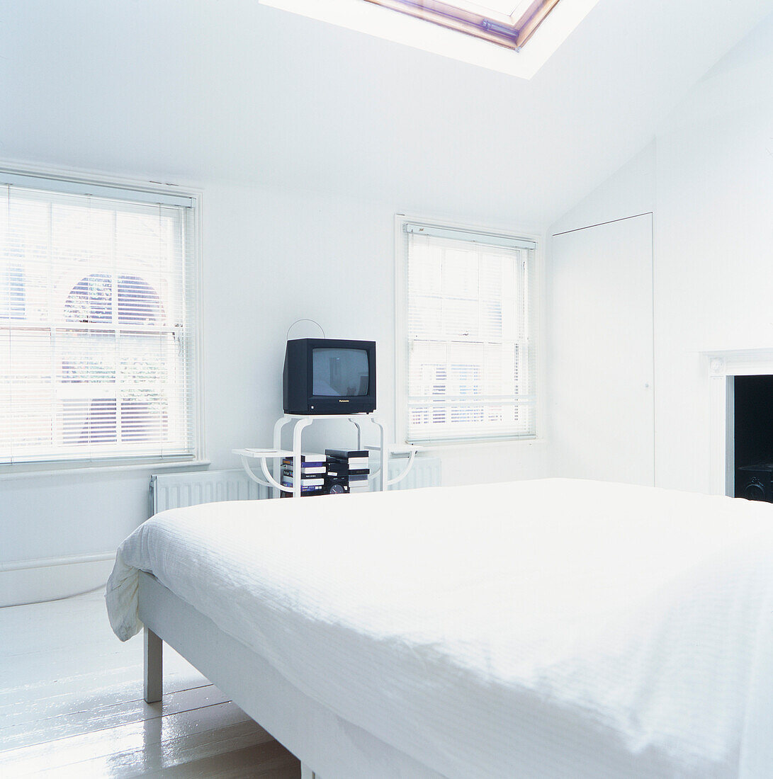Weißes minimalistisches Schlafzimmer