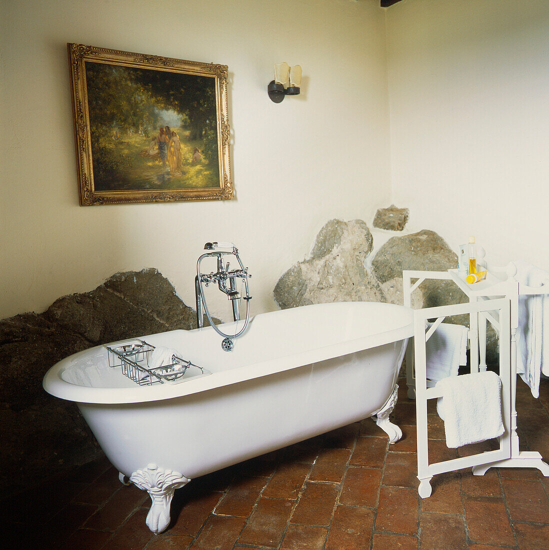Badewanne aus Gusseisen auf Terrakotta-Boden