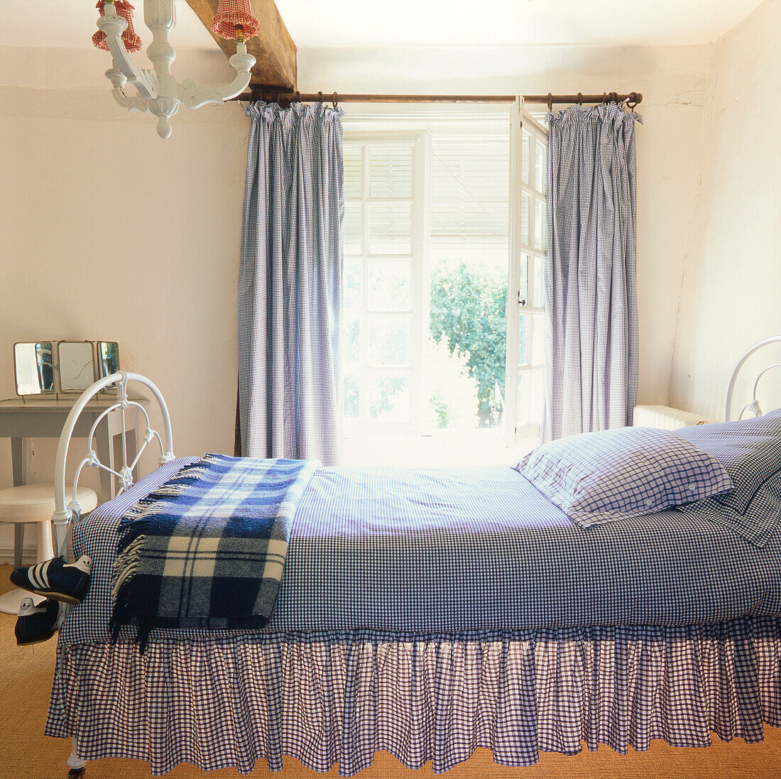Blaues und weißes Schlafzimmer im Landhausstil