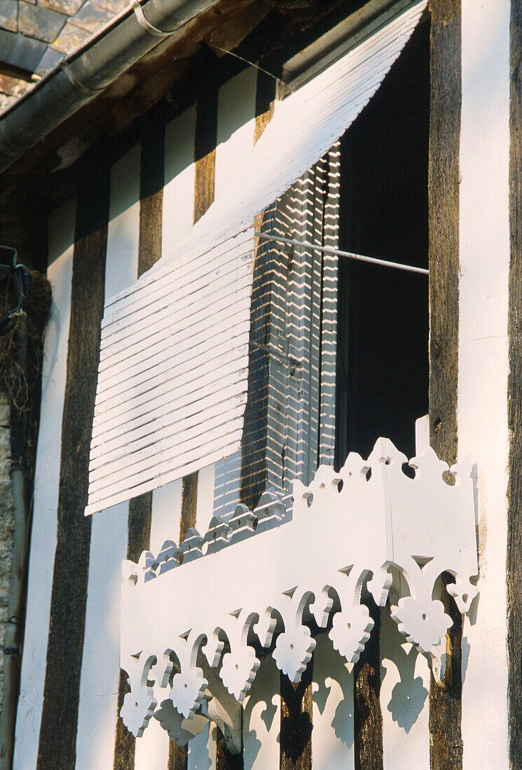 Jalousie und Fensterkasten mit Laubsägearbeiten