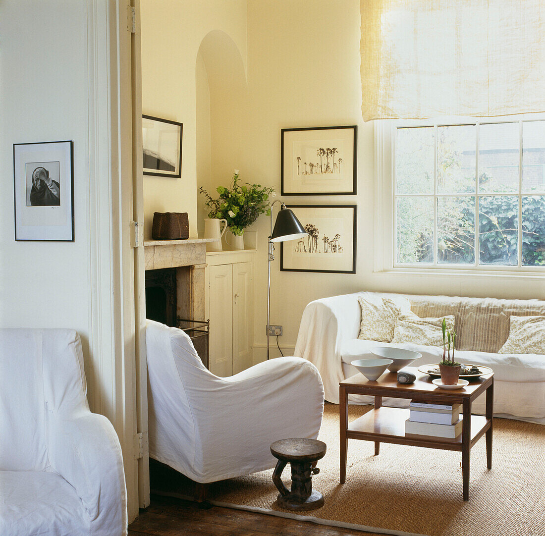 Möbel mit Kattunbezügen in einem eiinfachen, klassischen Wohnzimme