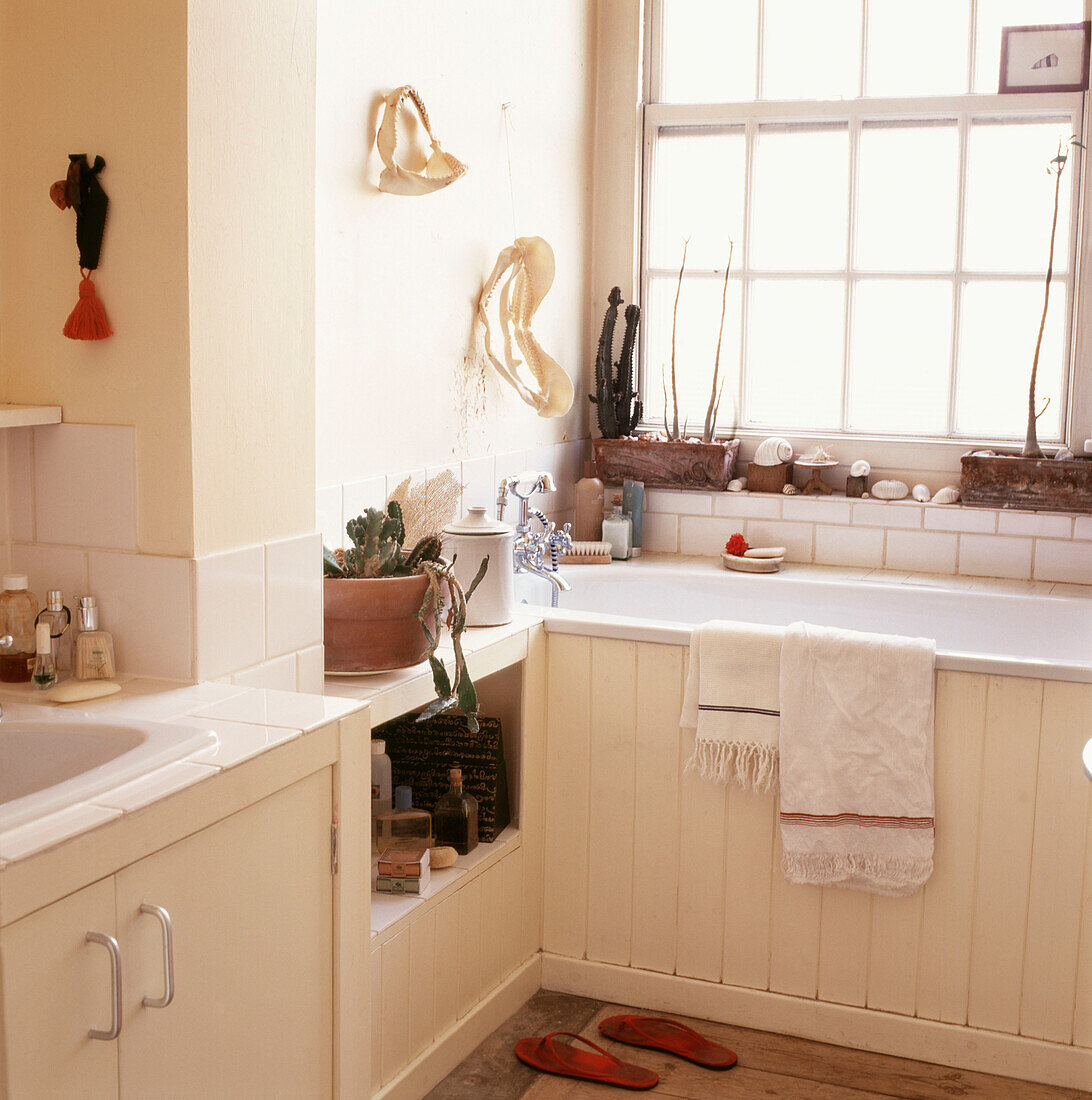 Rustikales Badezimmer mit cremefarbenem Dekor und natürlichen Fundstücken