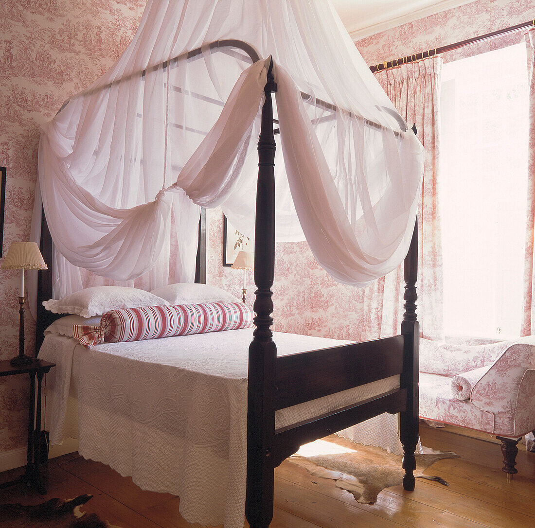 Bedroom with four poster bed