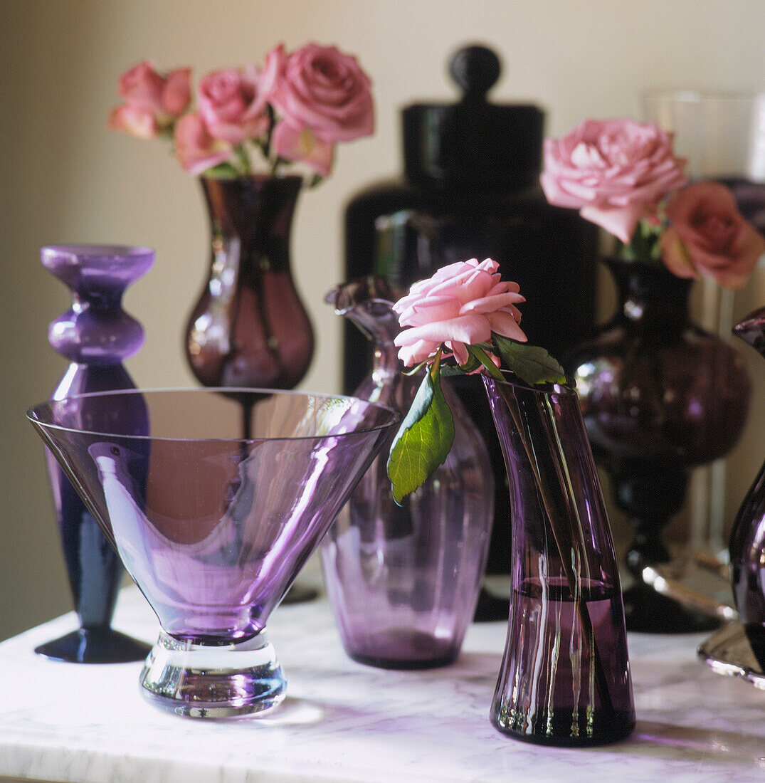 Sammlung von violettem Glas