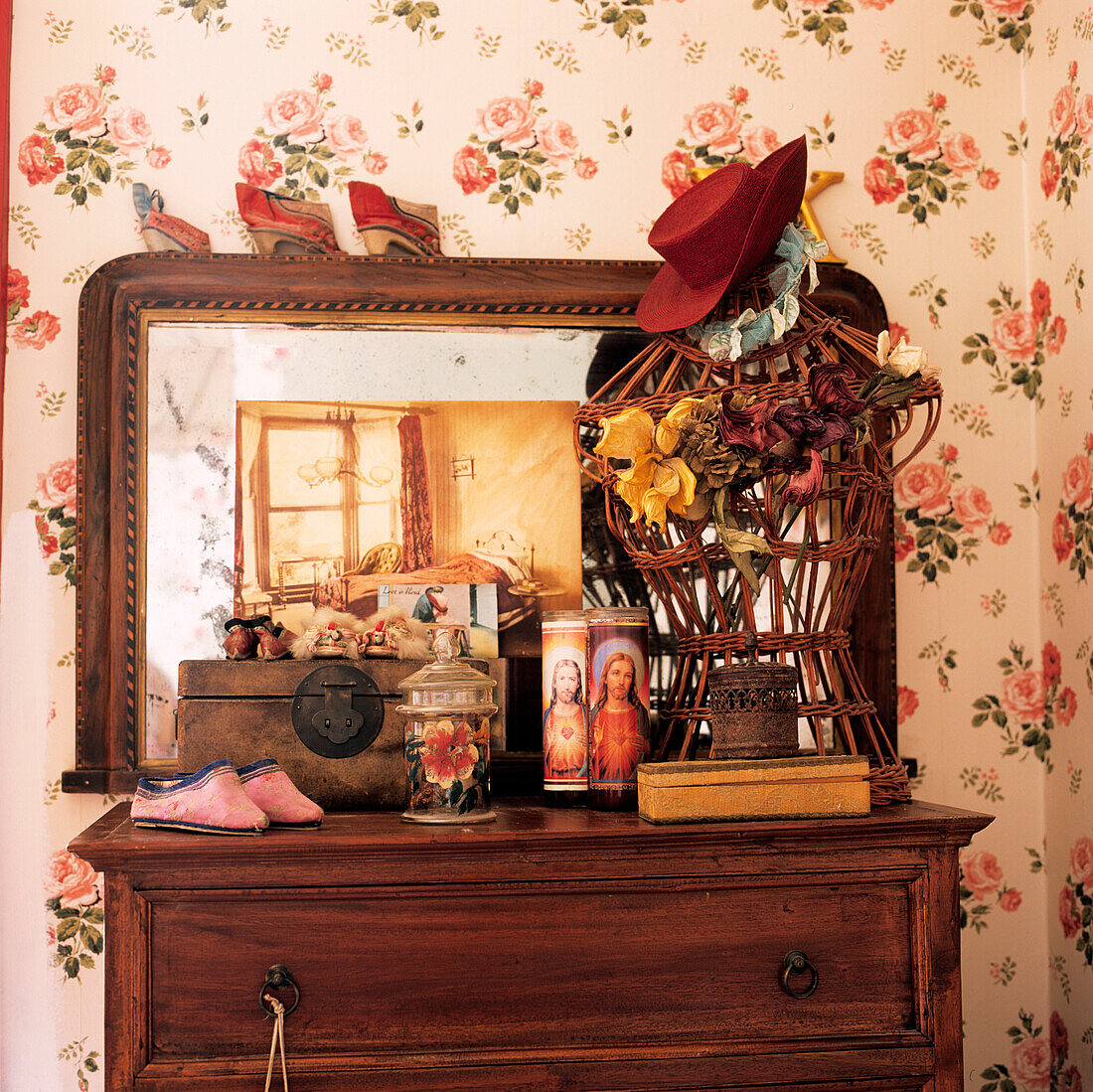 Frisierkommode in einem Schlafzimmer mit Blumenmuster