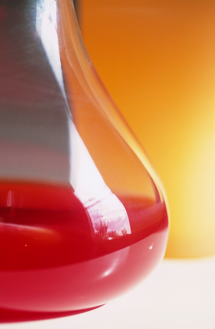 Nahaufnahme einer modernen mundgeblasenen Vase aus rotem und klarem Glas