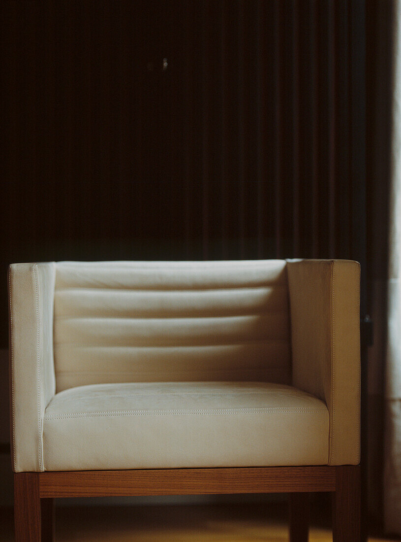 Sessel aus cremefarbenem Wildleder