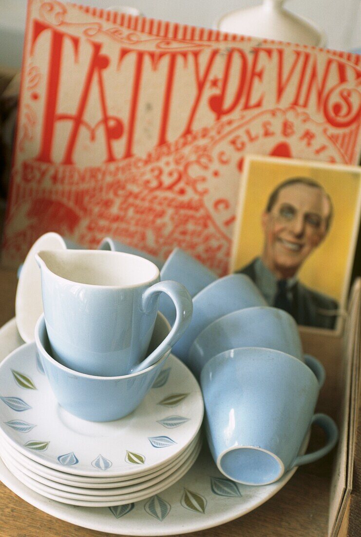 Stilleben mit blau-weißem Porzellan-Teeservice aus den fünfziger Jahren und Sammlerstücken