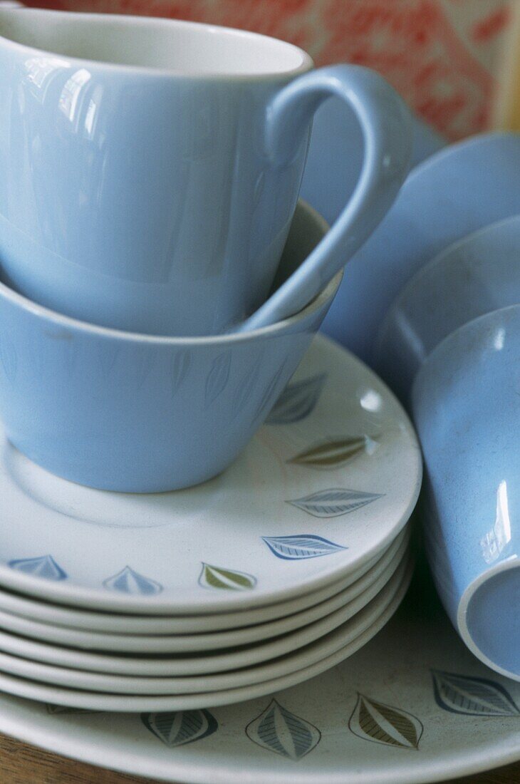 Detail eines Teeservices aus blauem und weißem Porzellan aus den fünfziger Jahren