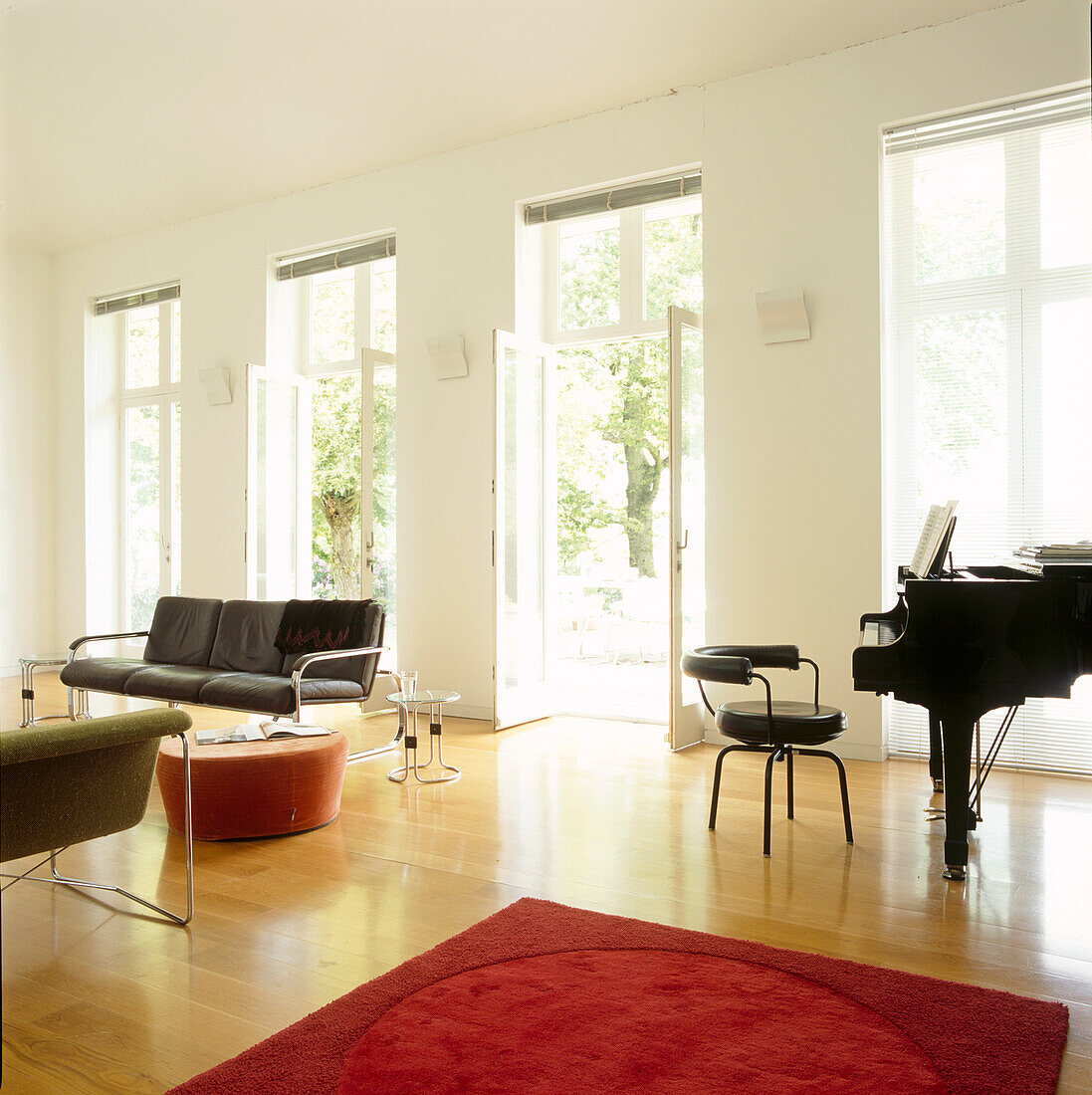 Heller, luftiger Wohnbereich mit Flügel und modernen, klassischen Möbeln