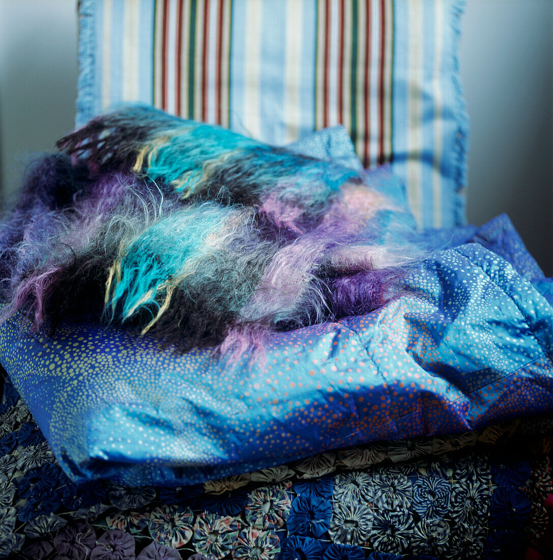 Handgefärbte blaue und violette Textilien aus Seidenmohair und Baumwolle