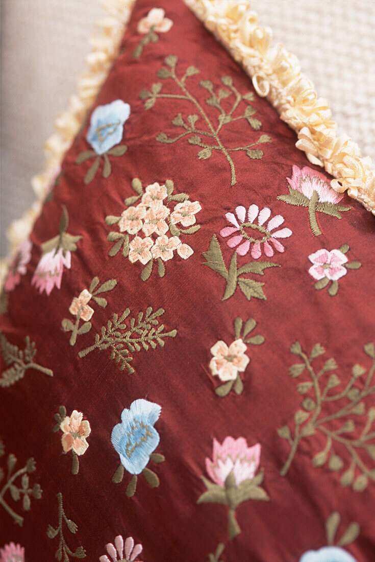 Rotes Kissen mit Blumenstickerei im orientalischen Stil