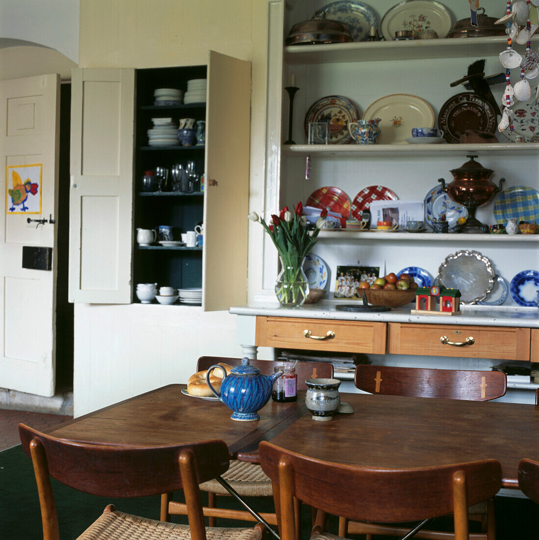 Frühstücksraum mit Kommode aus Kiefernholz und dänischem Esstisch und Stühlen aus den 1950er Jahren