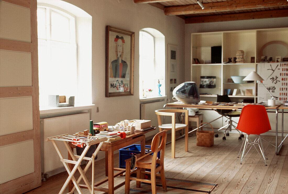 Arbeitsraum der Keramikkünstlerin mit Holzböden, großen Fenstern, Schreibtischen und einer Auswahl an Stühlen