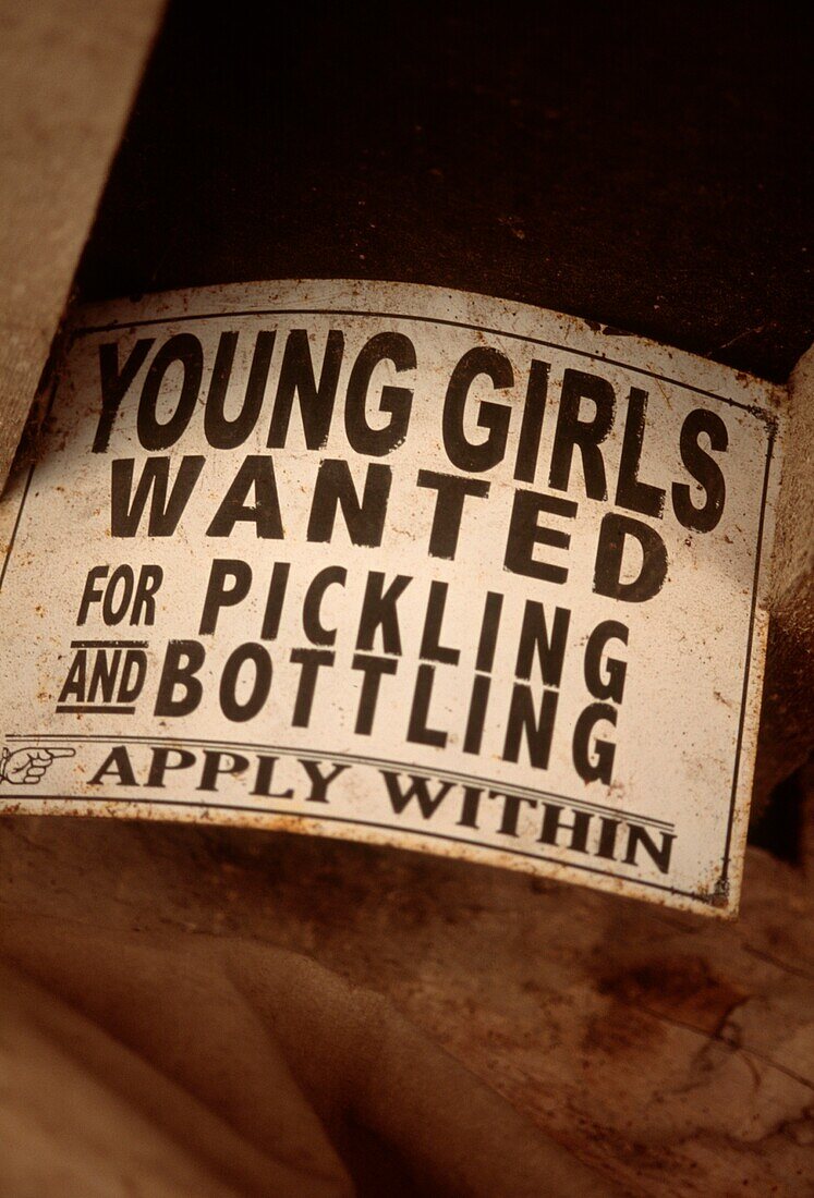 Vintage-Schild mit Werbung für weibliche Arbeitskräfte in einer landwirtschaftlichen Fabrik