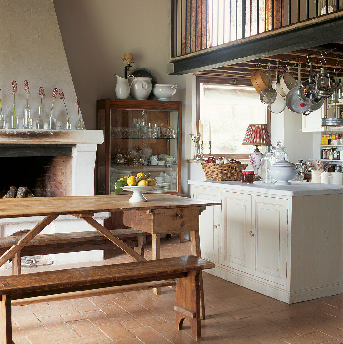 Offene rustikale toskanische Küche mit Familienfrühstückstisch und Bänken