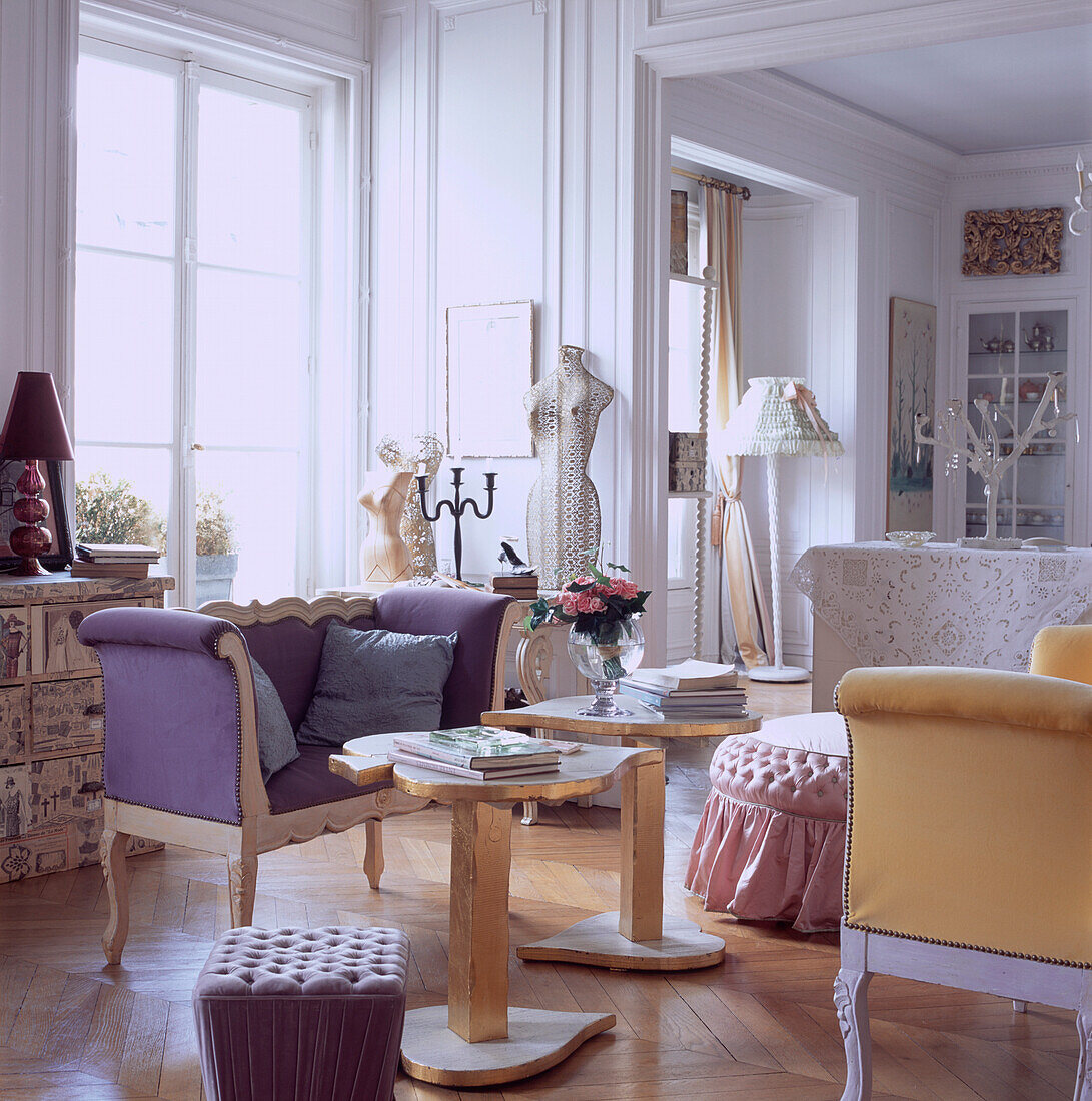 Eleganter getäfelter Salon mit hohen Decken und einer eklektischen Mischung von Möbeln auf Holzparkettboden