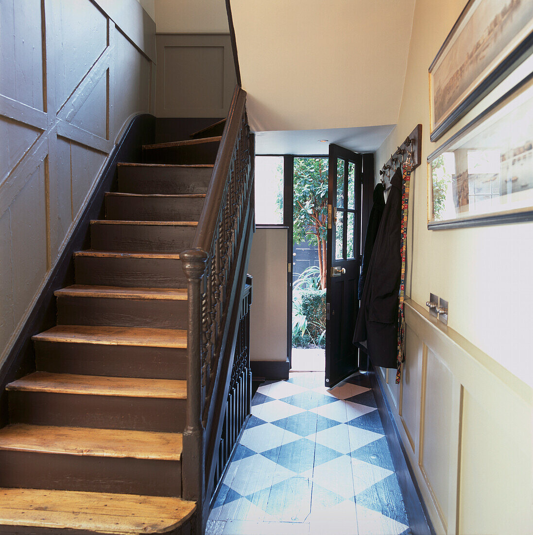 Restauriertes Treppenhaus in einem getäfelten Korridor mit schabloniertem Boden