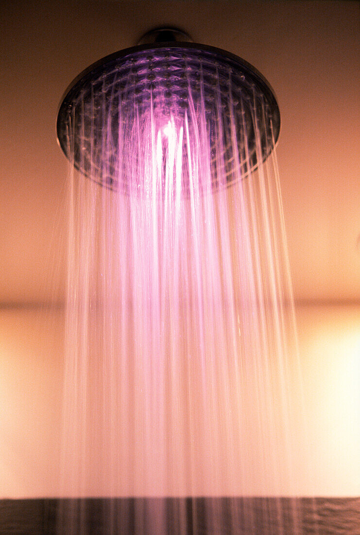 Rosa Licht im Duschkopf mit Wasser