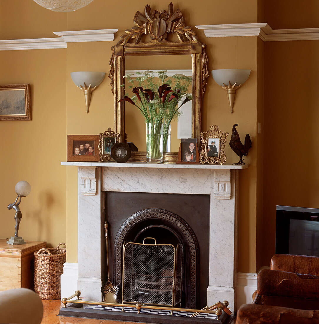 Wohnzimmer mit viktorianischem Kamin und verschnörkeltem Spiegel