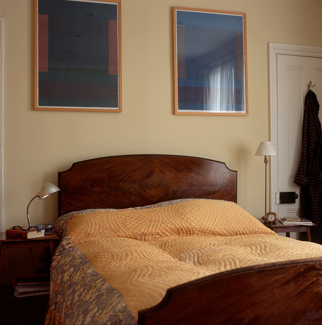 Schlafzimmer mit Kopfteil aus Mahagoniholz mit gelber Steppdecke
