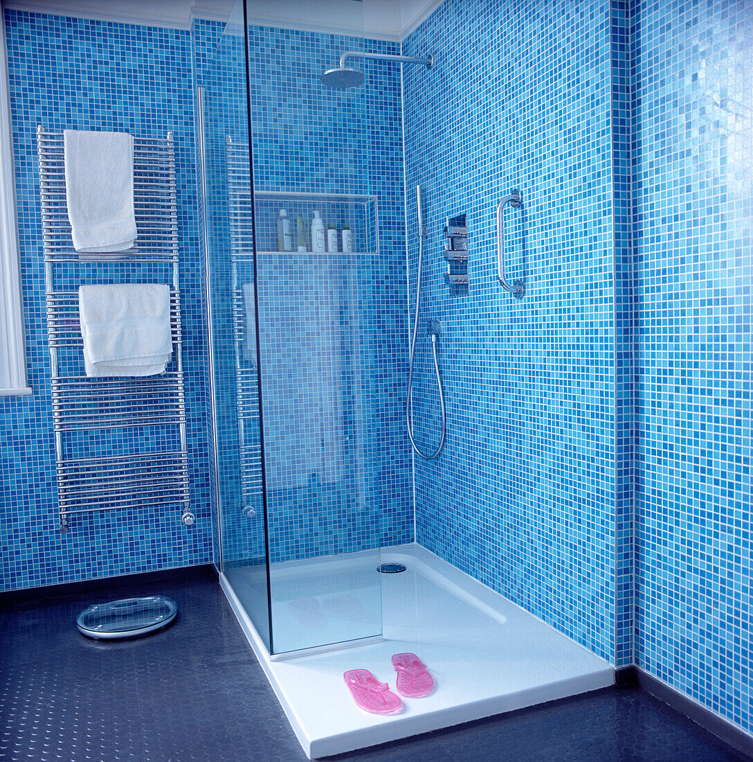 Begehbare Dusche im modernen blauen Mosaikbad