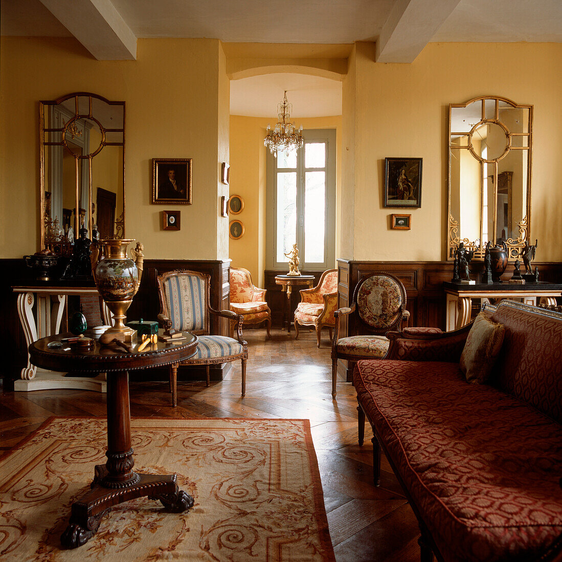 Stilvolles Wohnzimmer mit antiken Möbeln und Holzfußböden