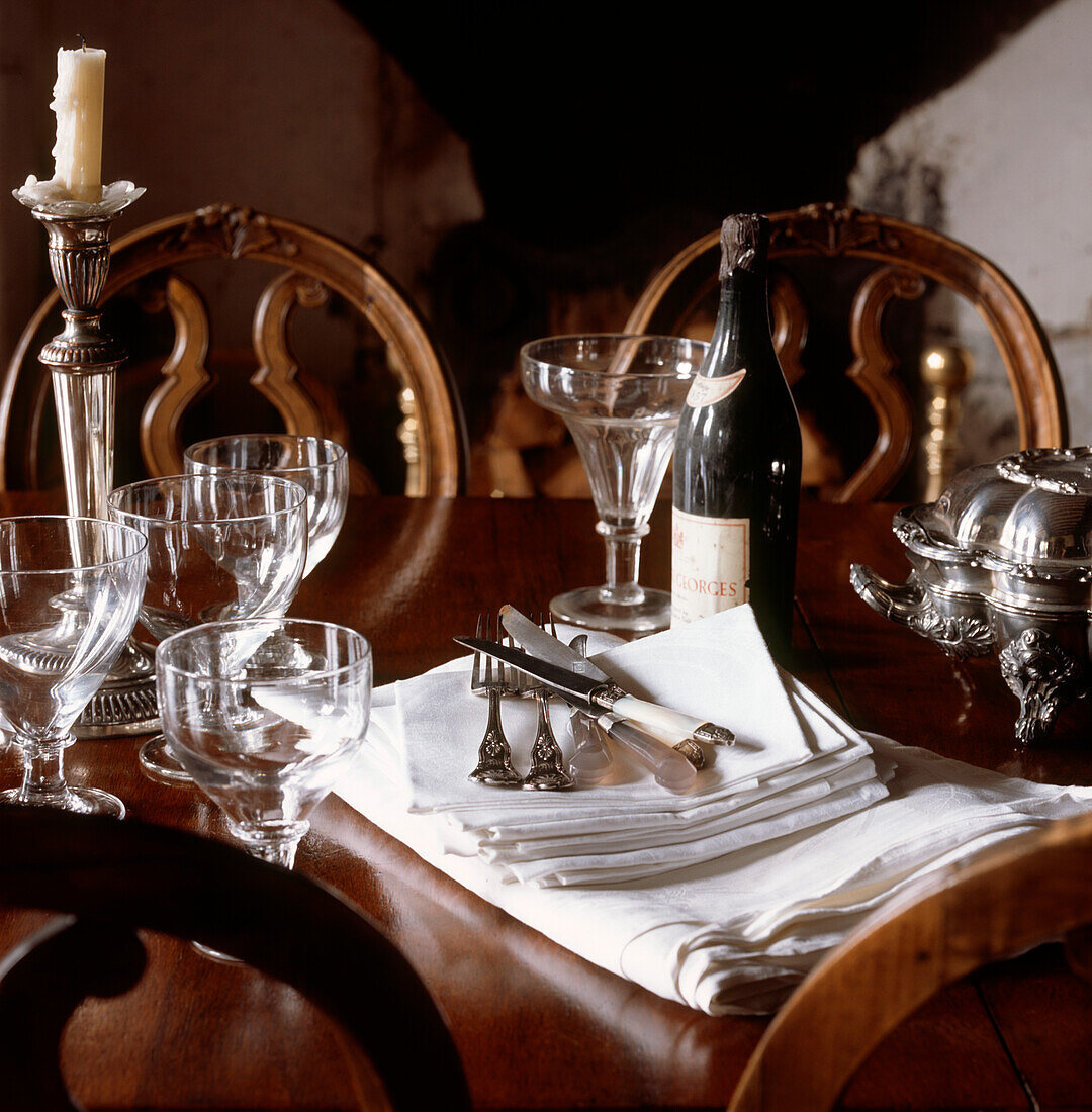 Vintage-Geschirr und Gläser auf einer Mahagoni-Tischplatte