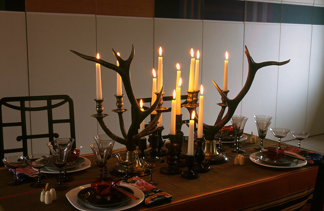 Gedeckter Tisch mit dänischen Kristallkerzen aus den 1950er Jahren in afrikanischen gedrechselten Holzleuchtern und Hirschhornleuchtern von