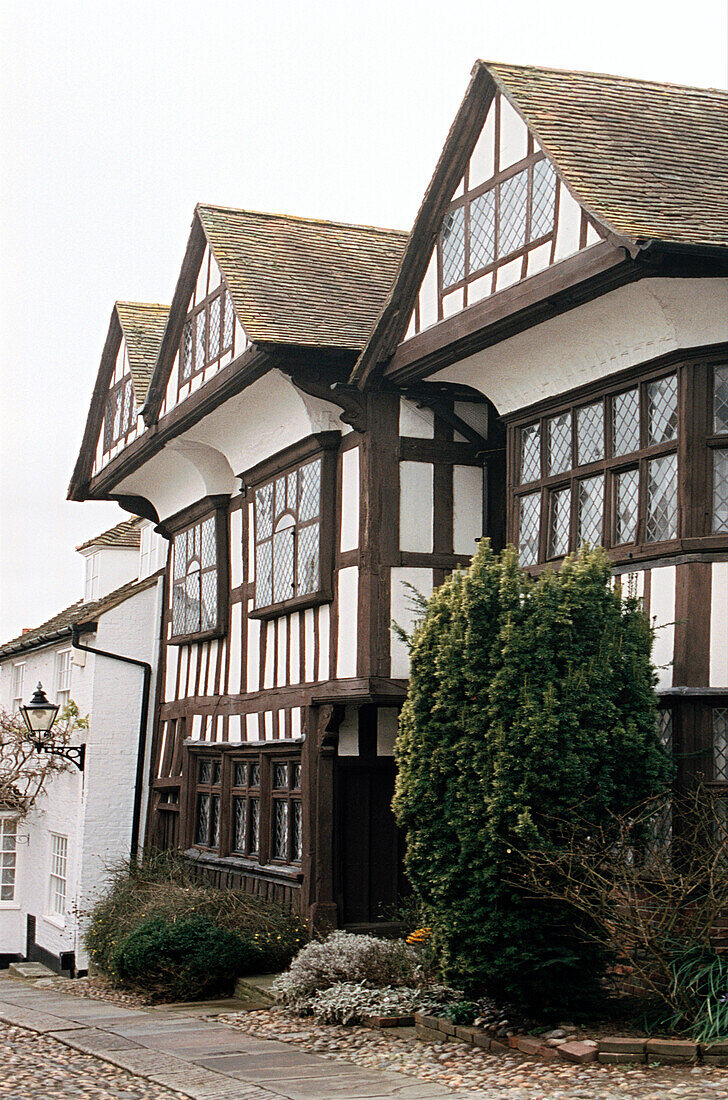 Altes Haus mit Balken und Bleiglasfenstern in der Stadt Rye East Sussex
