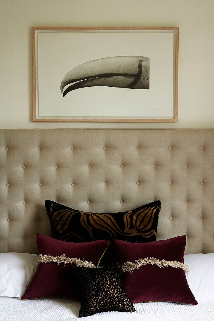 Luxuriöses Bett mit Kopfteil in neutralem Dekor und Samtkissen
