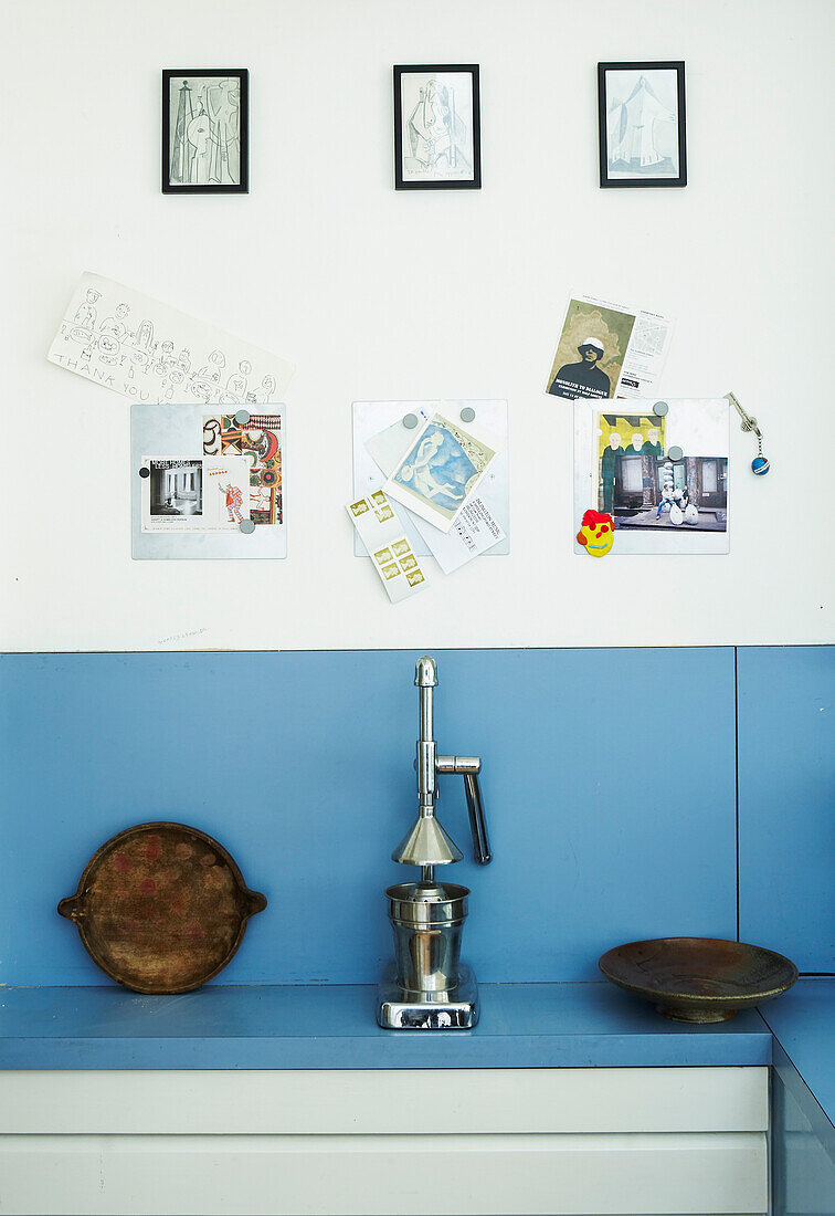 Küchenwand mit Magnetstreifen und Saftpresse auf der Arbeitsplatte