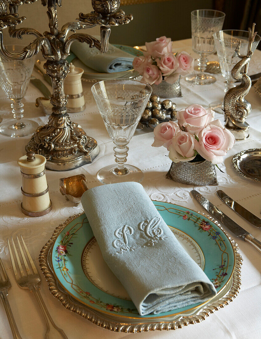 Luxuriöser gedeckter Tisch in Nahaufnahme