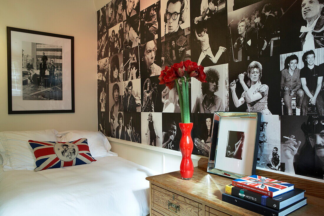 Schwarz-weiße Kunstwerkmontage im Schlafzimmer eines flippigen Hauses in London, England, Vereinigtes Königreich